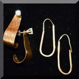 J07. Gold earrings. 